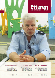 Billede af forsiden af Etteren, oktober 2020. Billedet forestiller fællestillidsrepræsentant Bruno Nielsen siddende på en legeplads.